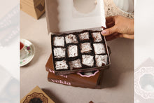 Cargar imagen en el visor de la galería, Caja de mini brownies x12

